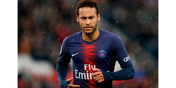 Neymar poursuit Barcelone pour un troisième salaire